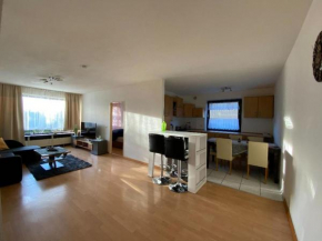 Schöne, möblierte 2 Zimmer Wohnung mit Balkon und Tiefgarage